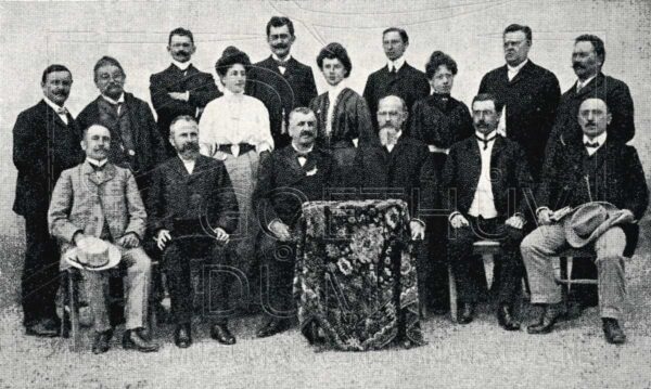 Rudolf Sabathil (zcela vlevo) jako člen učitelského sboru mariánskolázeňské lidové a měšťanské školy roku 1904 (Zdroj: Heimatbuch Marienbad Stadt und Land, 1977)