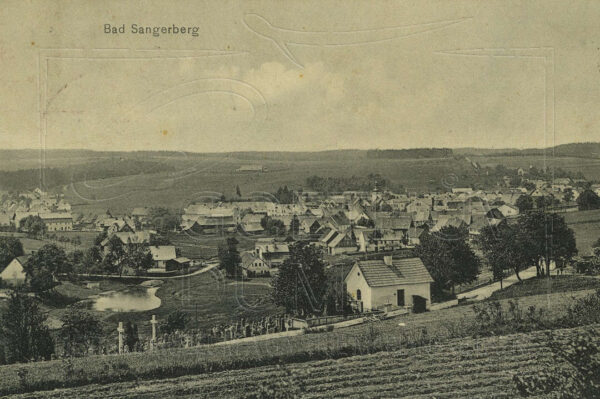 Město Sangerberg, jak je můžeme vidět na historickém snímku z doby mezi světovými válkami, dnes již prakticky neexistuje. Z původních 274 domů v roce 1930 bylo po válce více než 250 zbořeno.