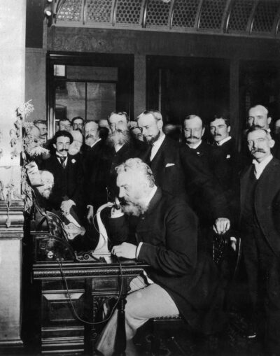 Alexander Graham Bell při telefonním hovoru z New Yorku do Chicaga v roce 1892.