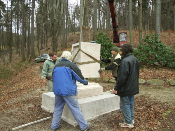 Usazování kamenných článků v lednu 2007.