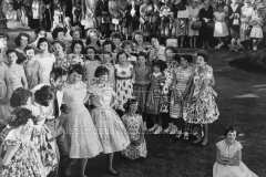 1958-Hywel-girls-choir-v-parku